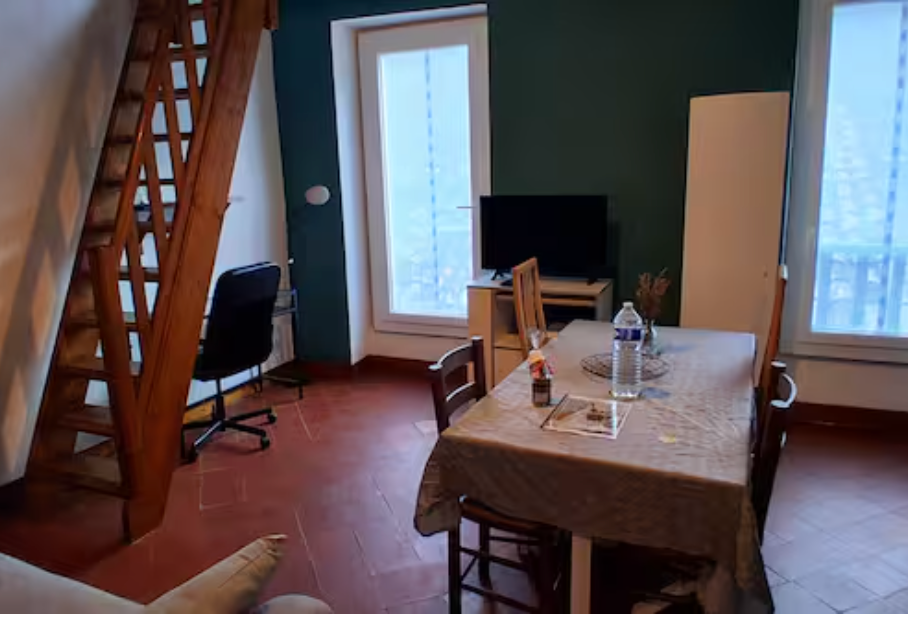 Espace repas chaleureux et lumineux dans une maison de village à Touët-sur-Var.