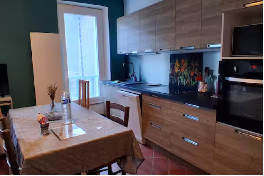Cuisine équipée et espace repas dans une maison de village à Touët-sur-Var.