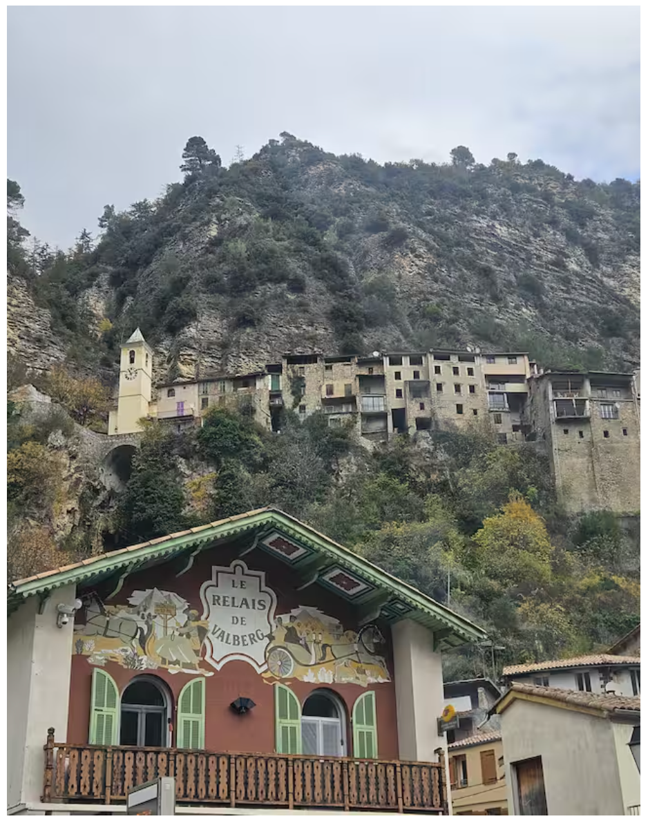 Village de Touët-sur-Var perché sur la montagne, maisons en pierre accrochées à la roche, vue depuis la vallée.